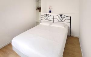 - un lit blanc avec une tête de lit noire dans la chambre dans l'établissement Casa Elvas Antiqua, à Elvas 2 autres photos