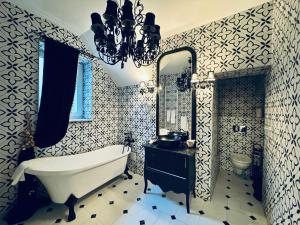 Un baño con bañera, lavabo y espejo. en Conacul Coroanei Luxury Boutique Hotel, en Bucarest
