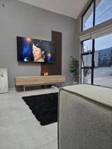 Un televizor și/sau centru de divertisment la iThusi stream