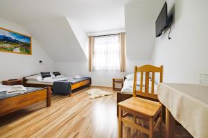 Μια τηλεόραση ή/και κέντρο ψυχαγωγίας στο Pokoje gościnne Skwarek