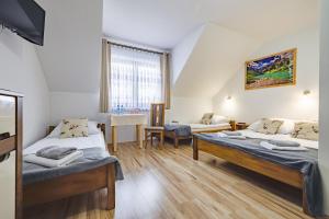 Ένα ή περισσότερα κρεβάτια σε δωμάτιο στο Pokoje gościnne Skwarek