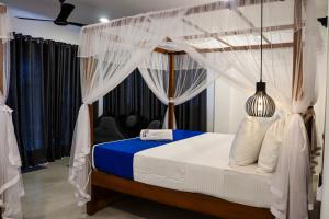 Кровать или кровати в номере Mirissa Moments Hotel