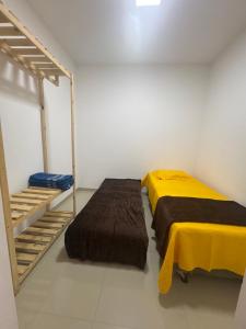 Ένα ή περισσότερα κρεβάτια σε δωμάτιο στο CASA DE 4 QUARTOS com piscina px a praia do aracagy 16 pessoas +25 φωτογραφίες