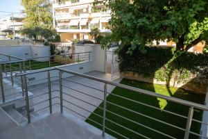 VASIADIS apartment في Síndos: منظر لشرفة مبنى