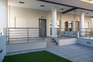 VASIADIS apartment في Síndos: ساحة فارغة مع سلالم وعشب أخضر