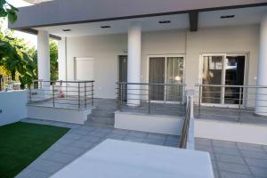 VASIADIS apartment في Síndos: منزل مع شرفة وساحة عشبية