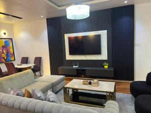 Μια τηλεόραση ή/και κέντρο ψυχαγωγίας στο The penthouse by VD