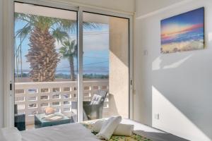 Schlafzimmer mit Blick auf eine Palme in der Unterkunft Elisabeth Salt Lake views 200m from Makenzy beach in Larnaka
