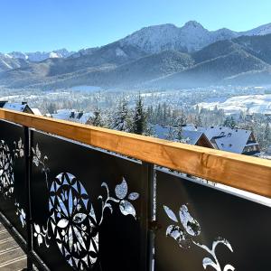 Dom na Wierchu في كوشتيليسكا: بلكونه مطله على الجبال