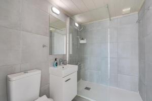 ein Badezimmer mit Toilette, Dusche und Waschbecken in der Unterkunft Elisabeth Salt Lake views 200m from Makenzy beach in Larnaka + 14 Fotos