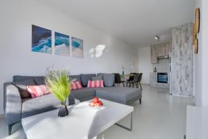 ein Wohnzimmer mit Sofa und Tisch in der Unterkunft Elisabeth Salt Lake views 200m from Makenzy beach in Larnaka