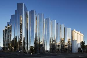 新普利茅斯Distinction New Plymouth Hotel的城市里一群高大的玻璃建筑