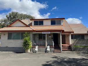 dos perros parados frente a una casa en Restawile Motel, en Busselton