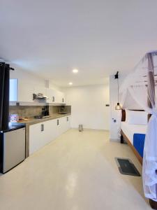 Кухня или мини-кухня в Mirissa Moments Hotel
