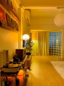 een woonkamer met een bureau en een computer. bij Florent House in Chiang Mai +10 foto's