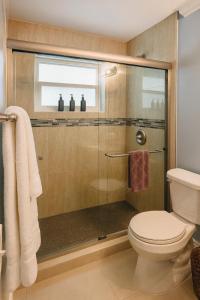 Ванная комната в Family-Ready 3 BDR Oasis Near Pompano Beach