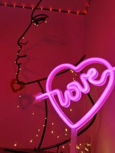 Ảnh trong thư viện ảnh của la loveRomantique chez loveroomtoulon, parking et wifi gratuits ở Toulon