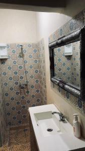 um banheiro com pia e espelho em Les appartements de la Koutoubia em Marraquexe