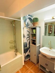 Casa Tulum في تولون: حمام مزود بمغسلة وحوض استحمام ومغسلة +31 صورة