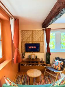 Casa Tulum في تولون: غرفة معيشة بها أريكة وطاولة