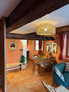 Casa Tulum في تولون: غرفة معيشة مع أريكة زرقاء وطاولة