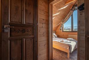 Giường trong phòng chung tại Akor House domki w Zębie