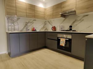 una cocina con fregadero y horno. en Riverside Square, en Nairobi