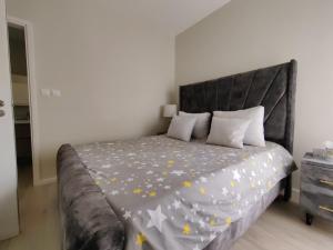Un dormitorio con una cama con estrellas. en Riverside Square, en Nairobi