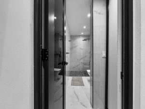 Et badeværelse på Hyde Park 2 Comfy Apt with Parking San Juan + 14 billeder