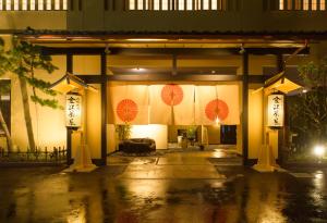 金澤的住宿－金澤茶屋酒店，一座晚上有雨伞的建筑
