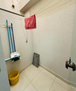 een badkamer met een toilet en een rode handdoek bij Aconchego e praticidade in Mineiros
