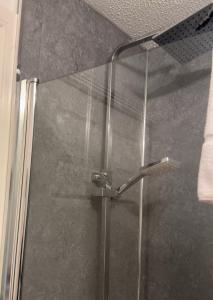 Et badeværelse på King Court Apartment + 31 billeder