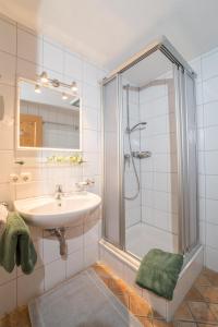 Koupelna v ubytování Landhaus Dajana + 52 fotografií