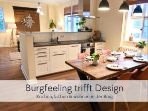 Kuchyň nebo kuchyňský kout v ubytování GRÄFIN ANNA - Design-Apartment mit 2 Schlafzimmer - in der historischen Hinterburg Schlitz - mit Aufzug, Parkplatz & Garten - Hunde willkommen