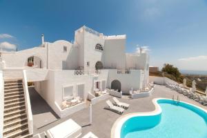 una imagen de una villa con piscina en Artemis Suites, en Megalokori