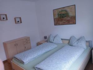 a bedroom with two twin beds and a picture on the wall at Appartement Margarethen in Vipiteno