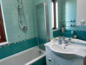 Un baño con lavabo, ducha y bañera. en La casetta di Memy, en Nápoles