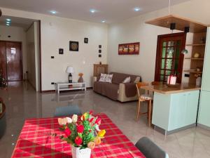 Una sala de estar con un sofá y una mesa con flores. en La casetta di Memy, en Nápoles 24 fotos más