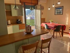 Una cocina y un comedor con mesa y sillas. en La casetta di Memy, en Nápoles
