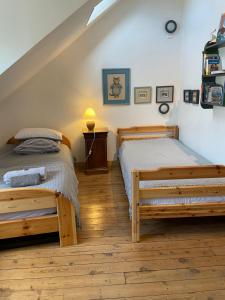 a bedroom with two beds and a bench at Maison de pêcheur proche du bourg in Ile aux Moines
