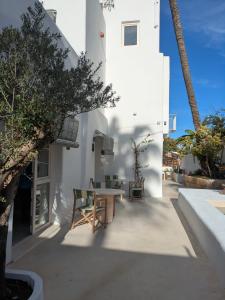 Το κτήριο όπου στεγάζεται  το ξενοδοχείο διαμερισμάτων