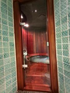 Exquisite escape villas في كابو سان لوكاس: منظر للحمام مع حوض استحمام من خلال الباب