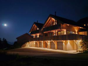 Tòa nhà nơi nhà gỗ tọa lạc +58 ảnh