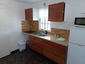 Kuchyň nebo kuchyňský kout v ubytování Casa Mango, con piscina y vistas al mar y volcán