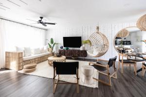 ein Wohnzimmer mit Möbeln und einem TV in der Unterkunft Bonita Oasis in Scottsdale