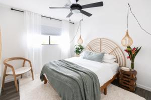 Schlafzimmer mit einem Bett, einem Ventilator und einem Stuhl in der Unterkunft Bonita Oasis in Scottsdale + 26 Fotos