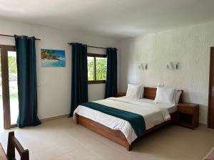 Ένα ή περισσότερα κρεβάτια σε δωμάτιο στο Hôtel Éden Roc Ivoire +51 φωτογραφίες