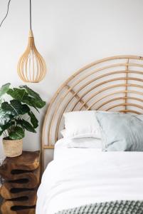 ein Schlafzimmer mit einem Bett und einer Topfpflanze in der Unterkunft Bonita Oasis in Scottsdale