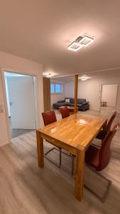 a dining room with a wooden table and chairs at Ferienwohnung im Ellertal in Bockelnhagen