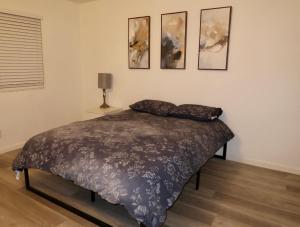 En eller flere senge i et værelse på Cozy Home with Relaxing Backyard